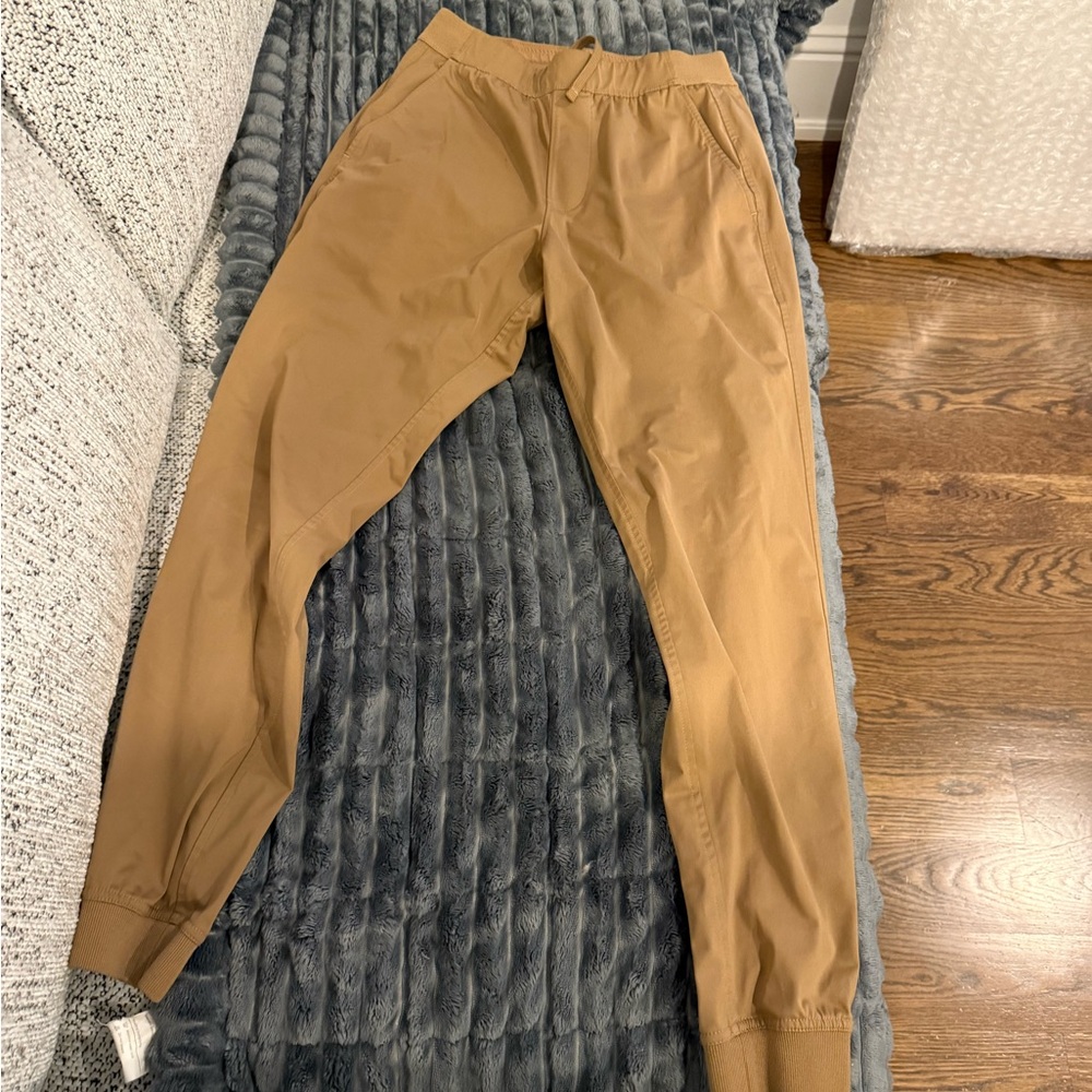 RHONE commuter jogger in size small- khaki - like new